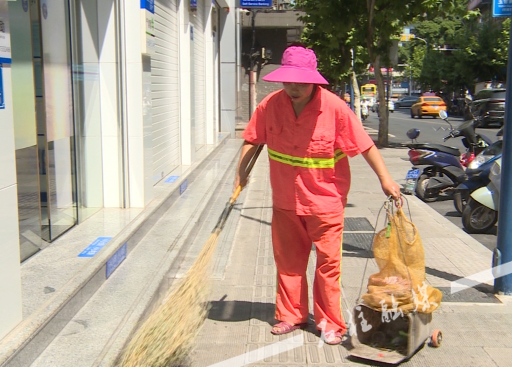 高温下的坚守：环卫工人用汗水守护城市