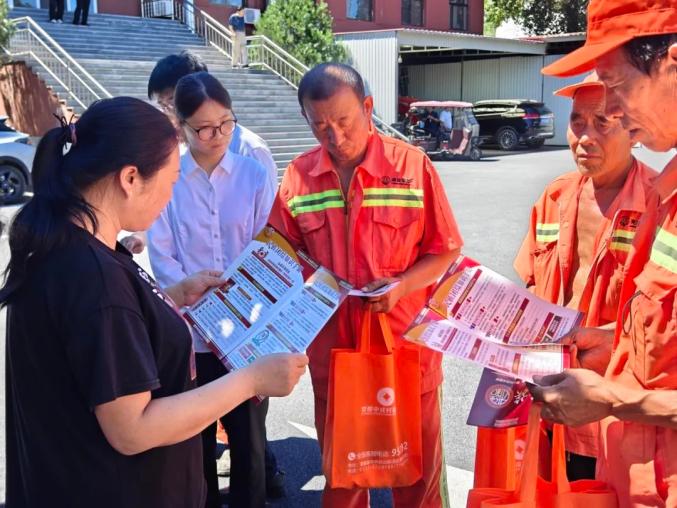 望都镇城内社区开展“走访慰问心连心，民族团结一家亲”关爱环卫工人慰问活动