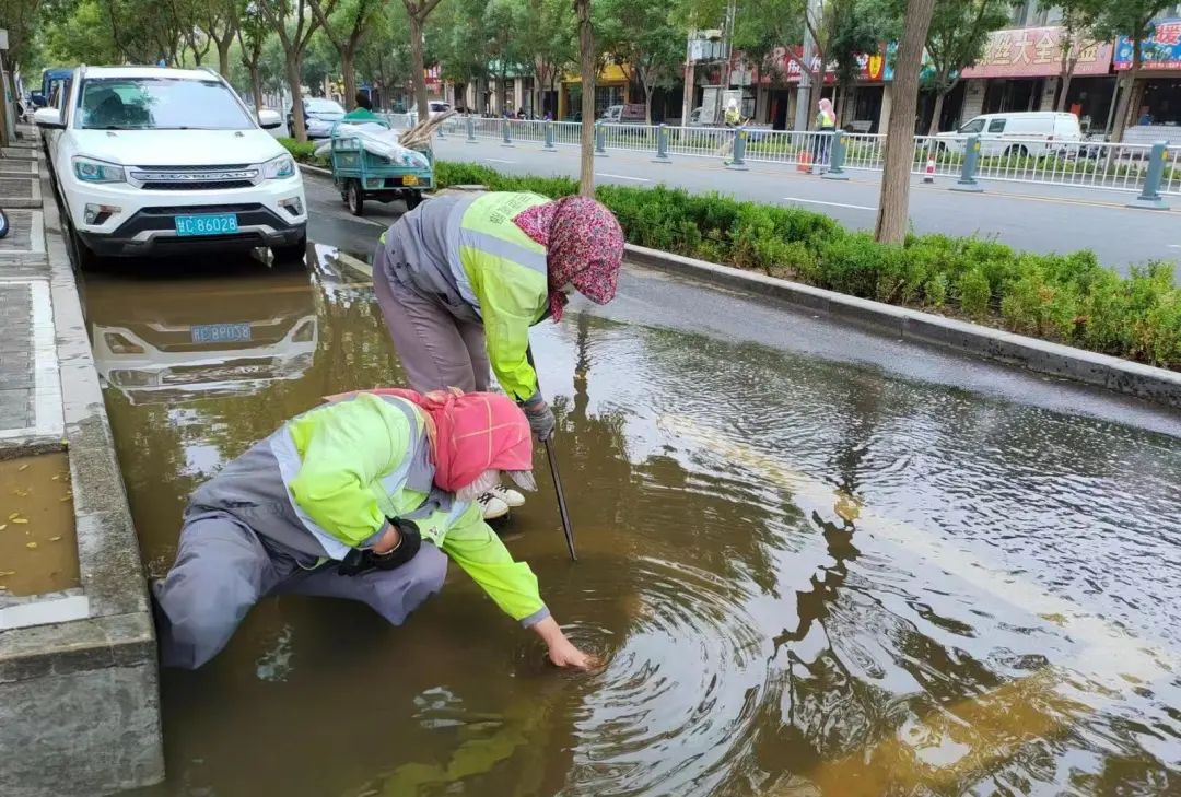 金川区环卫局：雨后清淤 为城市“净”颜