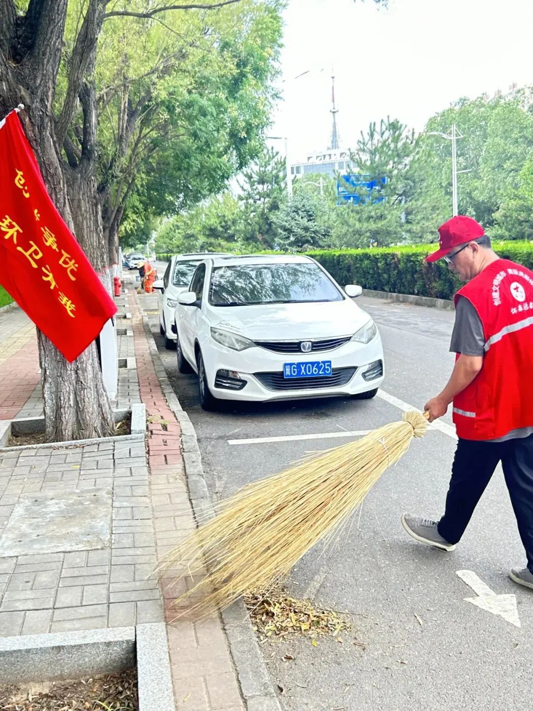 县住建局环卫中心持续开展“创城争优、环卫有我”志愿服务活动