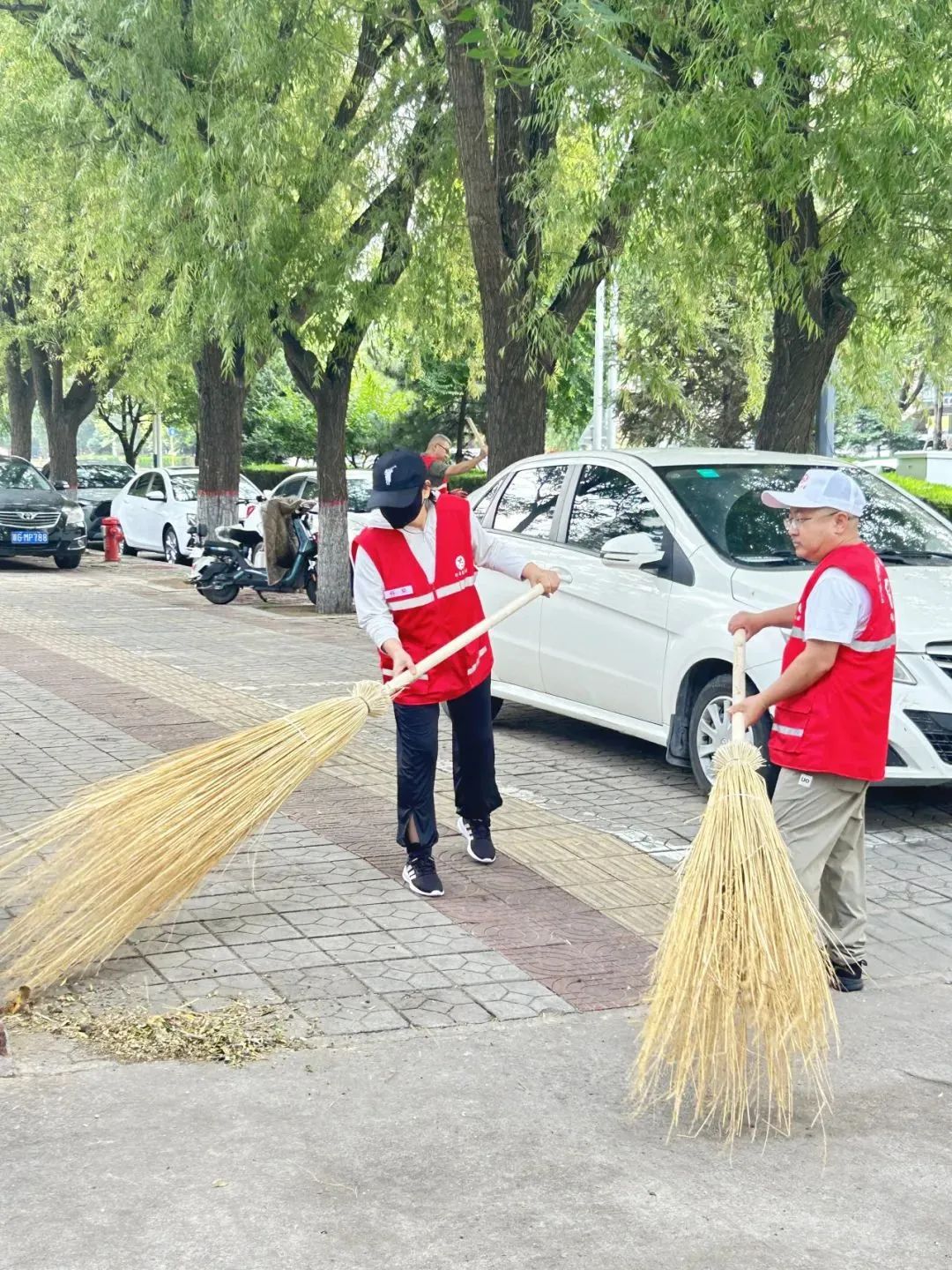 县住建局环卫中心持续开展“创城争优、环卫有我”志愿服务活动