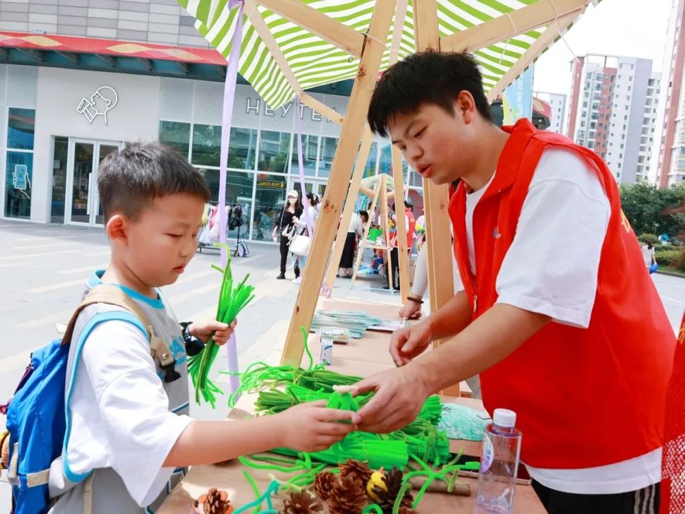 垃圾分类进万家，洪山大学生邀市民一起玩转新时尚