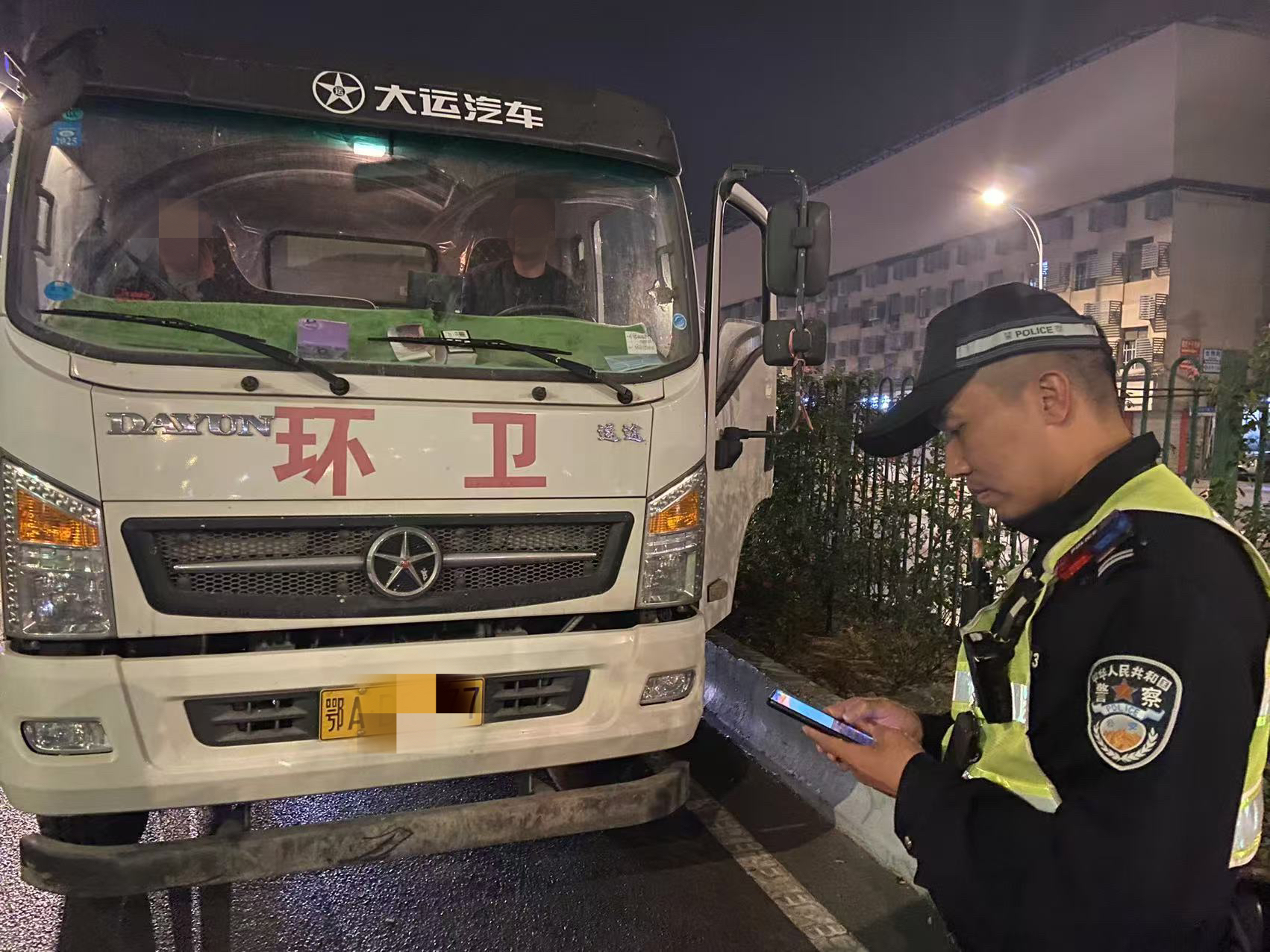 货车“换脸”冒充环卫车辆违禁通行被处置