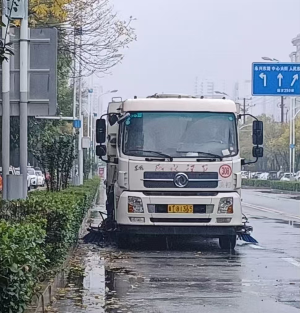 衡水市区千余名环卫工人风雨中清理路面保洁净