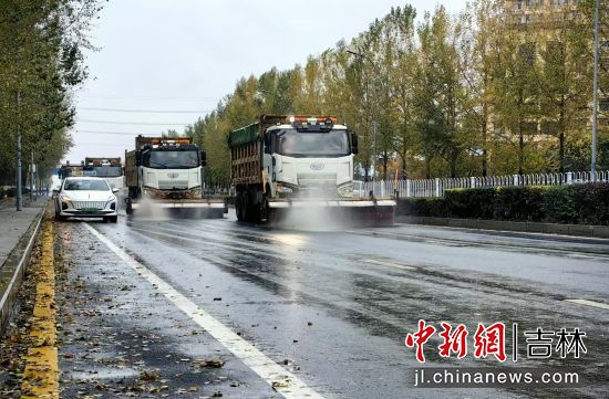 未“雪”绸缪：长春环卫借降雨开展清雪演练