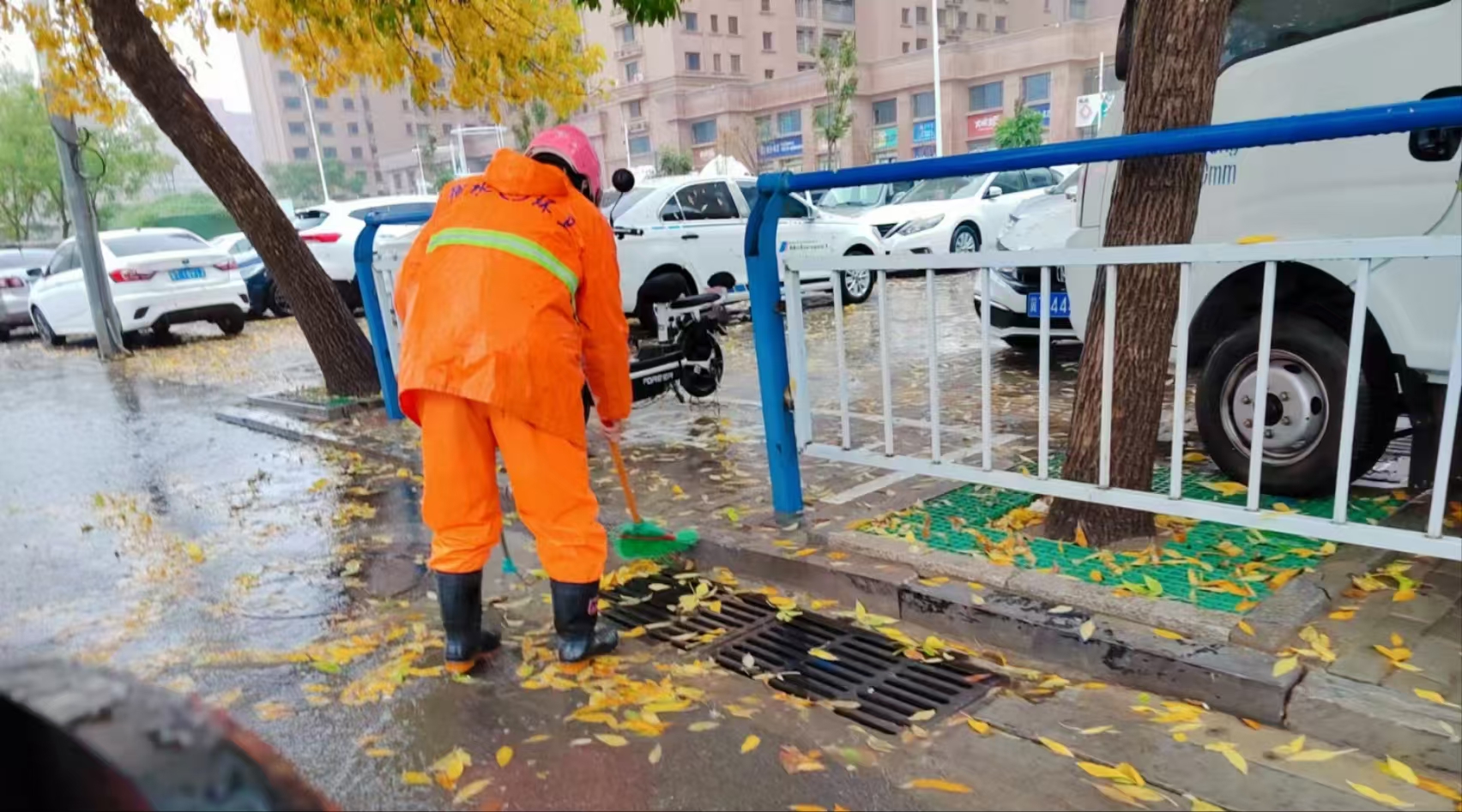 衡水市区千余名环卫工人风雨中清理路面保洁净