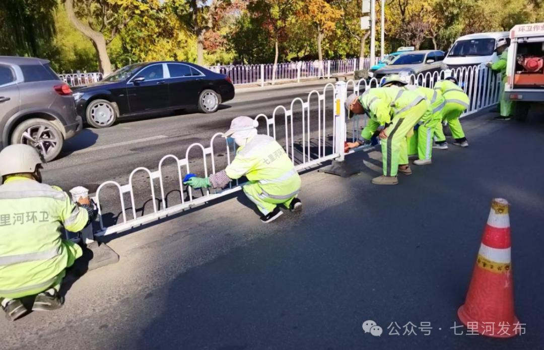 道路护栏映城景 环卫整治展新颜