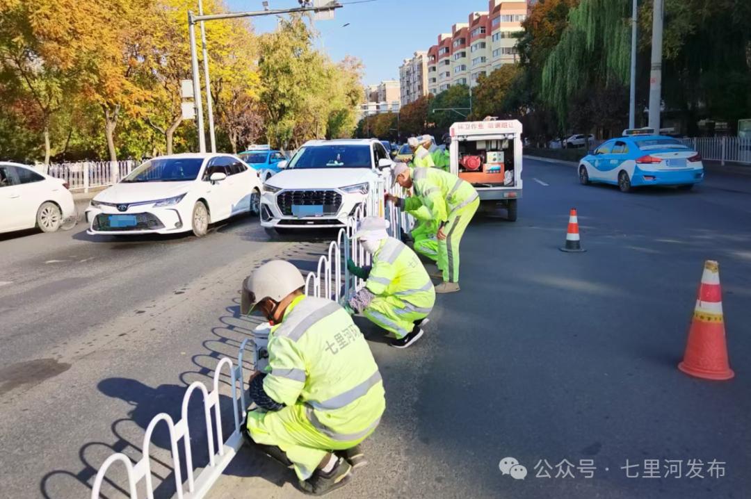 道路护栏映城景 环卫整治展新颜