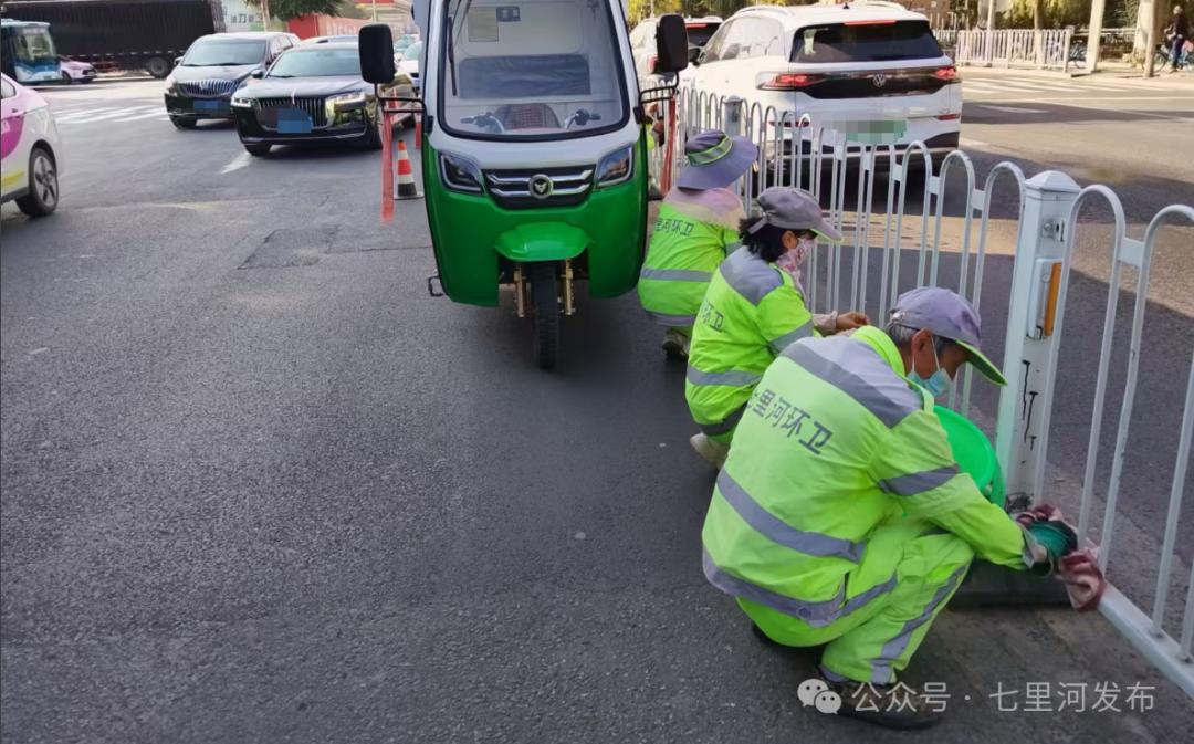 道路护栏映城景 环卫整治展新颜