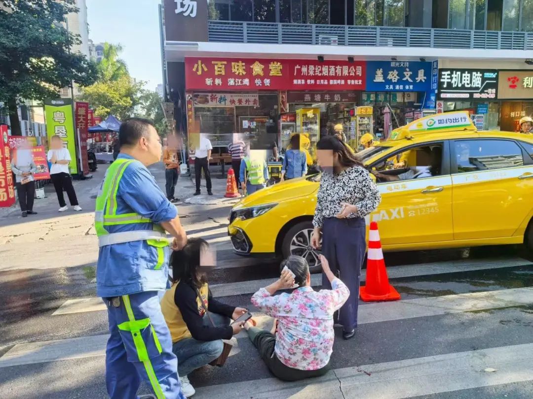 惊险时刻！天河两名环卫工人冲了上去！