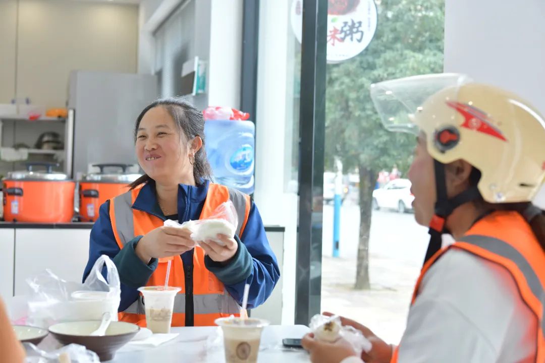 兴仁：400多名环卫工人免费吃早餐