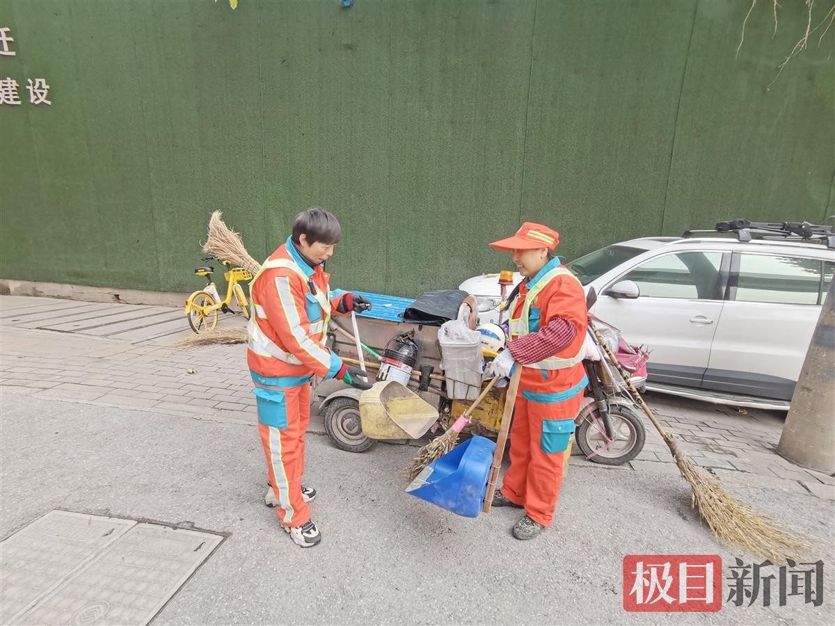 捡来废塑料桶变成大号撮箕 武汉环卫女工制作扫落叶“神器”