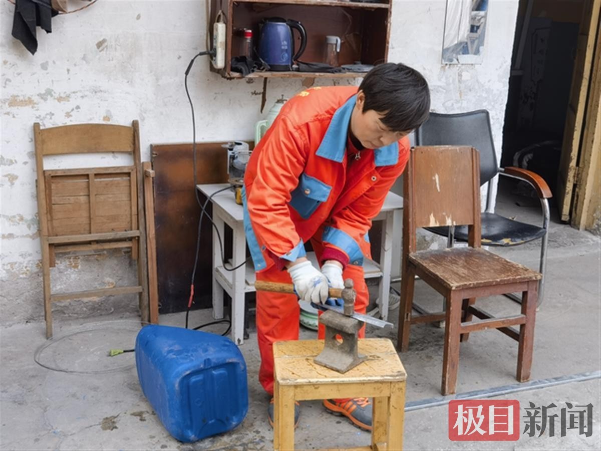 捡来废塑料桶变成大号撮箕 武汉环卫女工制作扫落叶“神器”