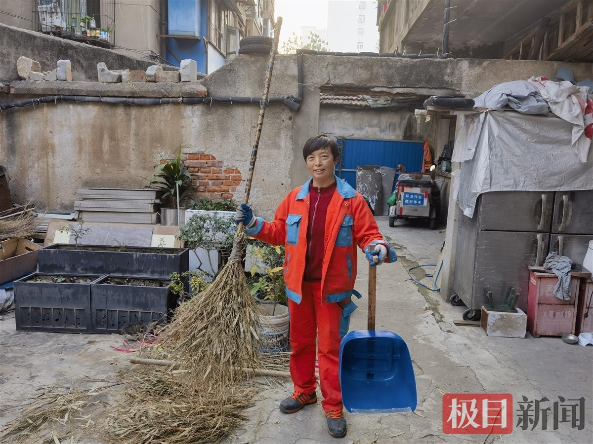 捡来废塑料桶变成大号撮箕 武汉环卫女工制作扫落叶“神器”
