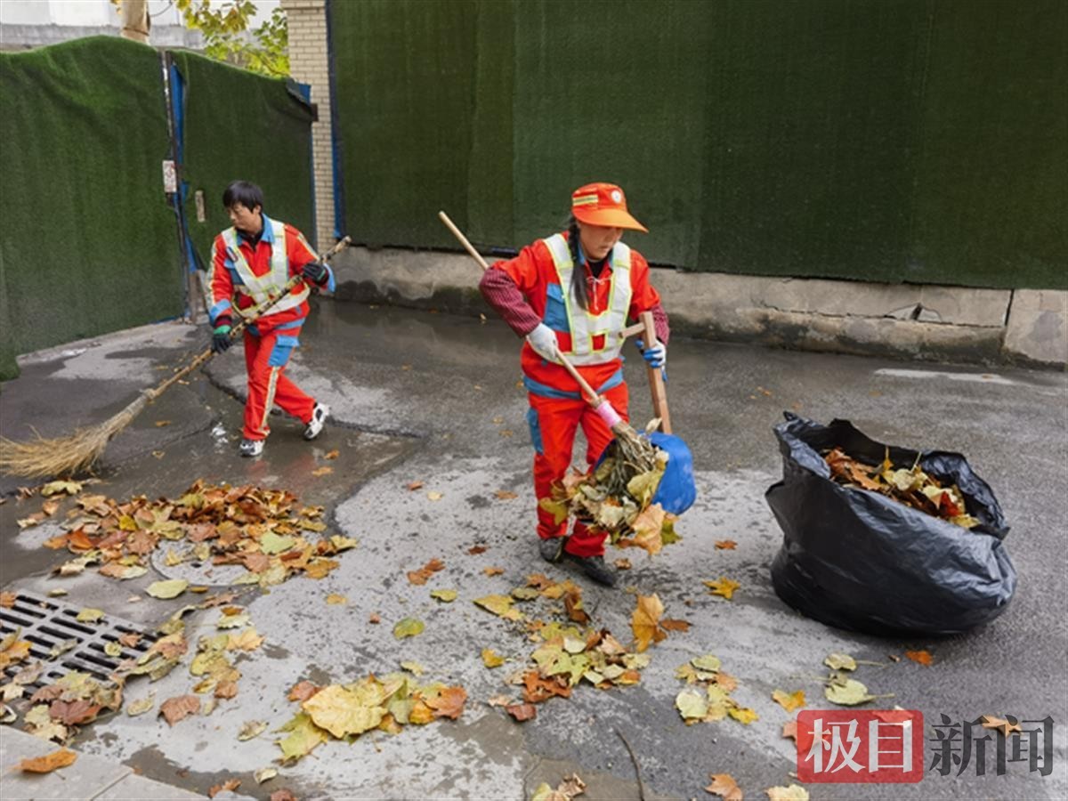 捡来废塑料桶变成大号撮箕 武汉环卫女工制作扫落叶“神器”