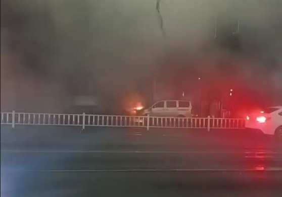 凌晨面包车突然起火，环卫司机路过秒变“消防员”