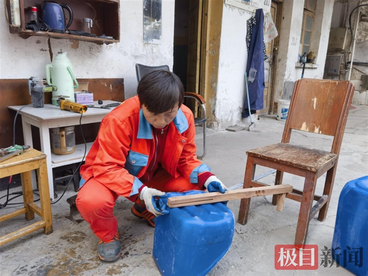捡来废塑料桶变成大号撮箕 武汉环卫女工制作扫落叶“神器”
