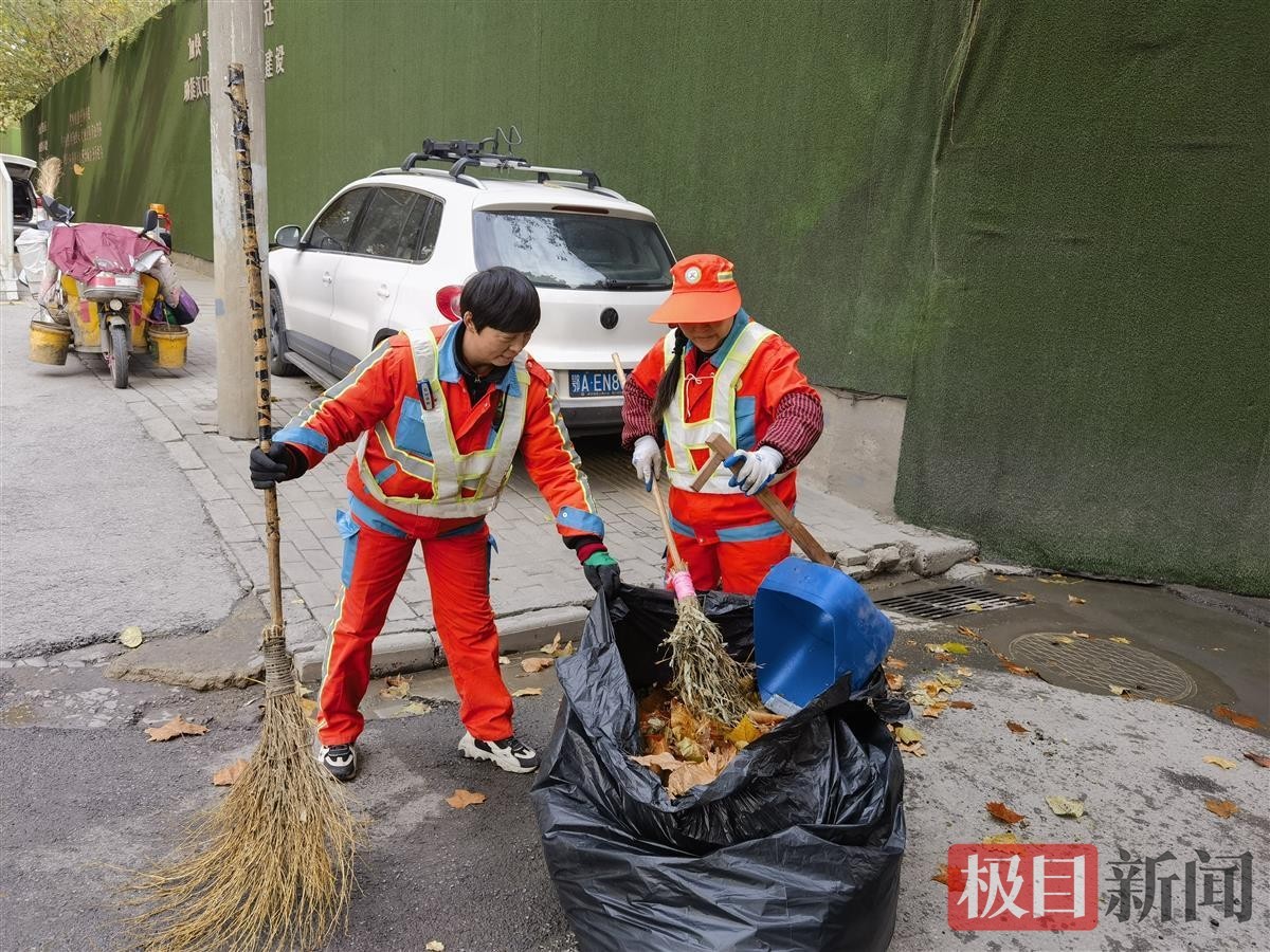 捡来废塑料桶变成大号撮箕 武汉环卫女工制作扫落叶“神器”