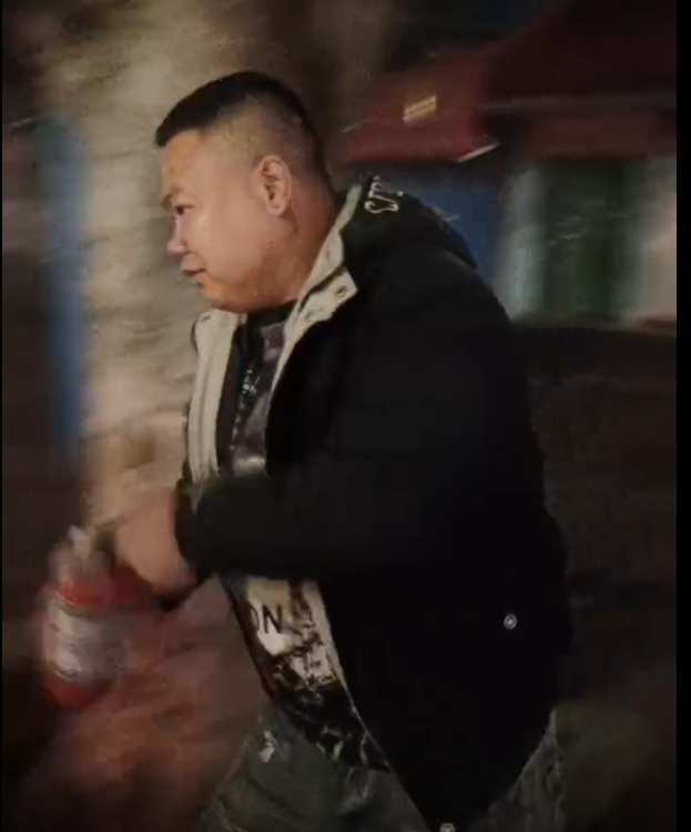 凌晨面包车突然起火，环卫司机路过秒变“消防员”