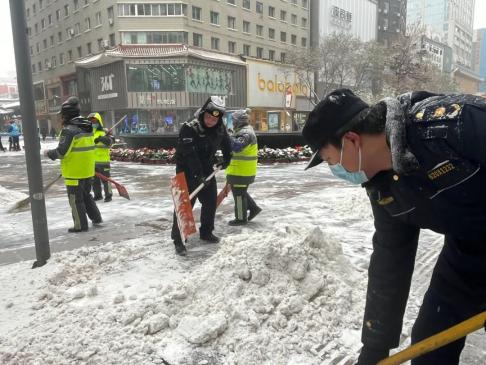 兰州市城管环卫系统全力奋战清雪除冰一线保畅通