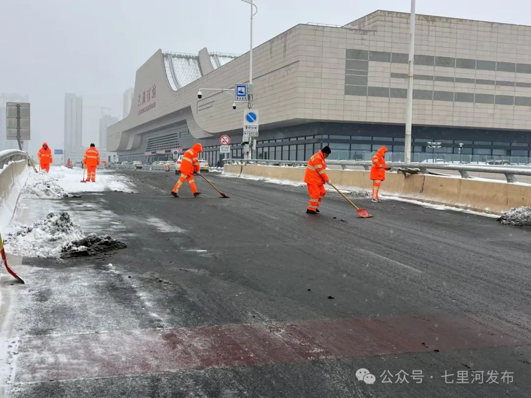 七里河区环卫服务中心：清雪除冰不眠夜 戮力同心保安全