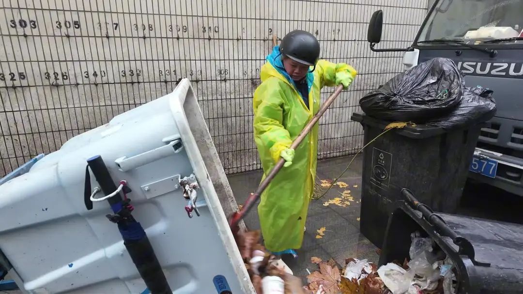 一上午清理200多袋落叶垃圾！风雨过后，这些人默默守护城市洁净……