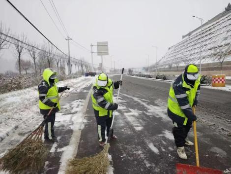 兰州市城管环卫系统全力奋战清雪除冰一线保畅通