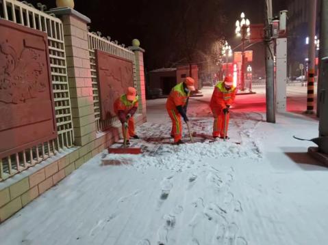 兰州市城管环卫系统全力奋战清雪除冰一线保畅通