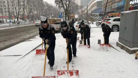 兰州市城管环卫系统全力奋战清雪除冰一线保畅通