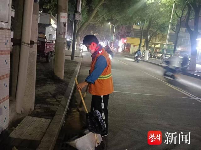保障安全，溧阳1200余环卫工配上“警示肩灯”