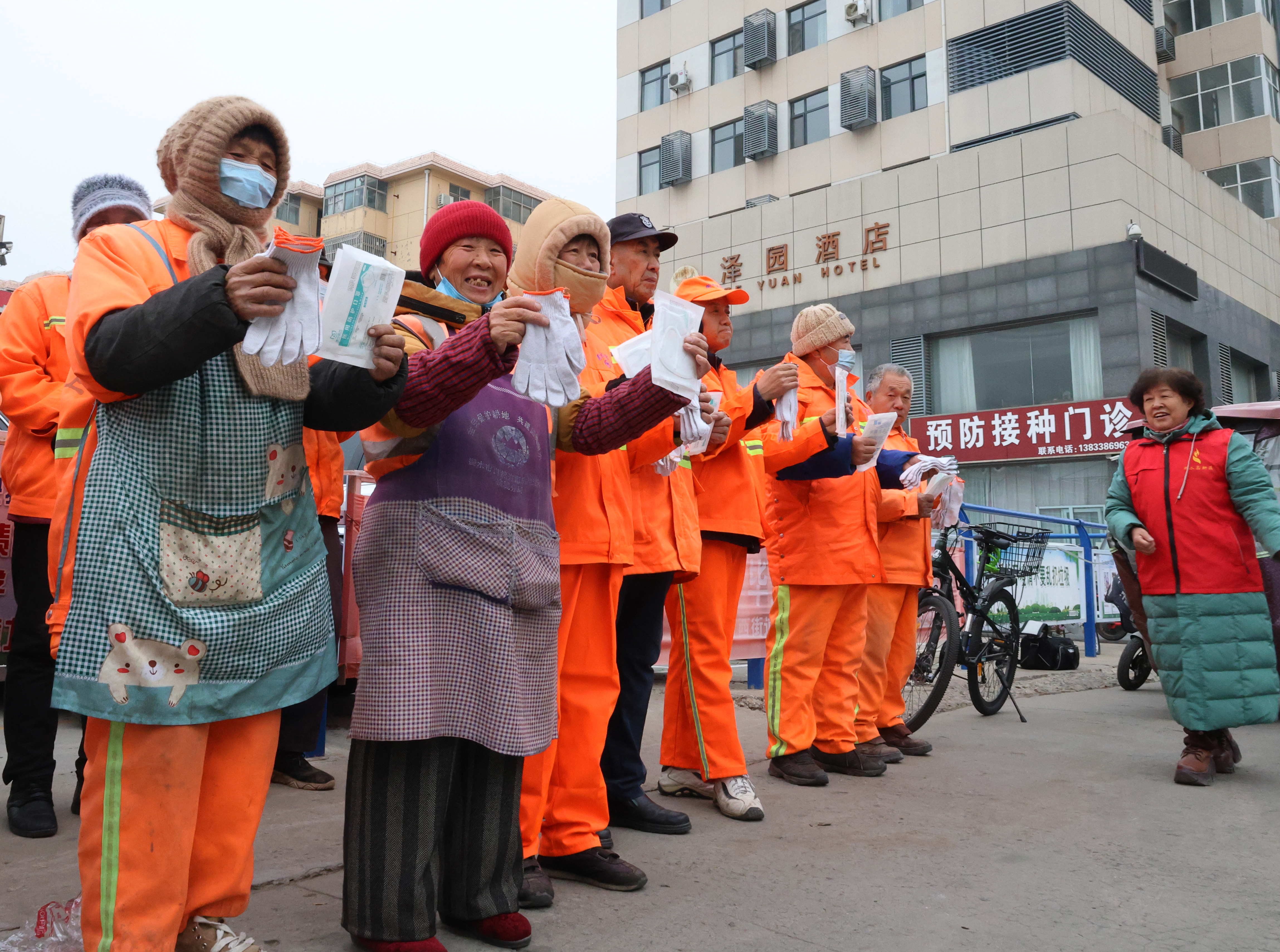 衡水“中国好人”宋瑞平为环卫工人赠送冬日暖心物资