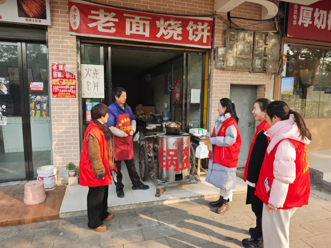 后湖管理区团委组织开展环境卫生清扫和冬季消防安全宣传志愿服务活动