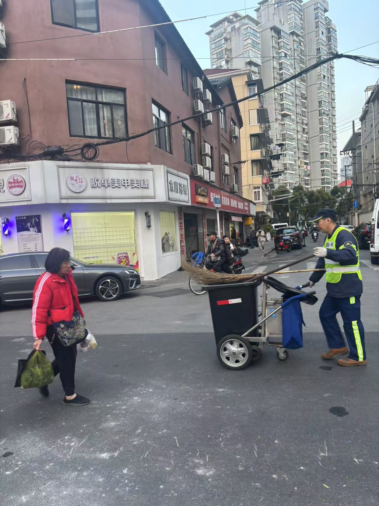 人民建议｜环卫清扫车能否错峰作业？上海：加强规范管理