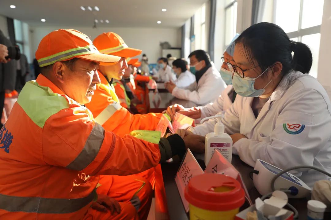 红桥区总工会“关爱职工健康行”系列活动首站慰问环卫工人