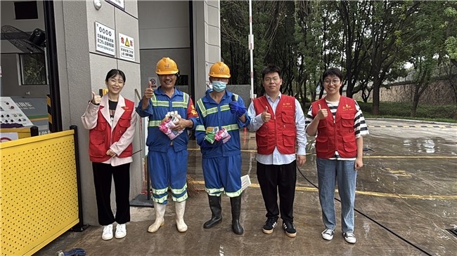 “礼赠”环卫工人 “礼赞”环境卫士