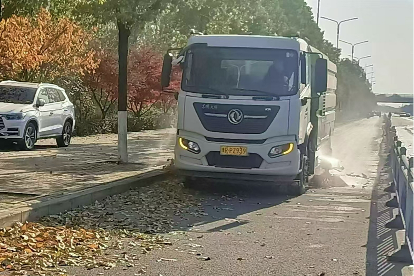 南阳市宛城区：落叶萧萧下 环卫清扫忙