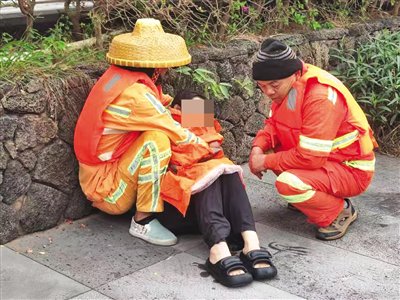 数名环卫工人勇救落水女子