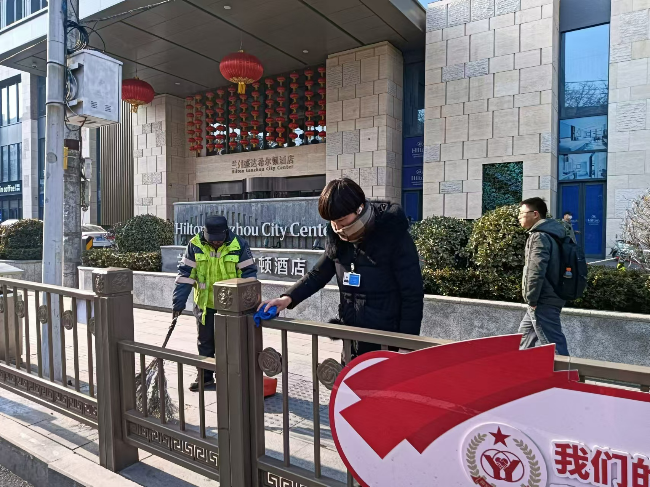 兰州城关环卫质监队：强化环境整治 全力保障“两会”