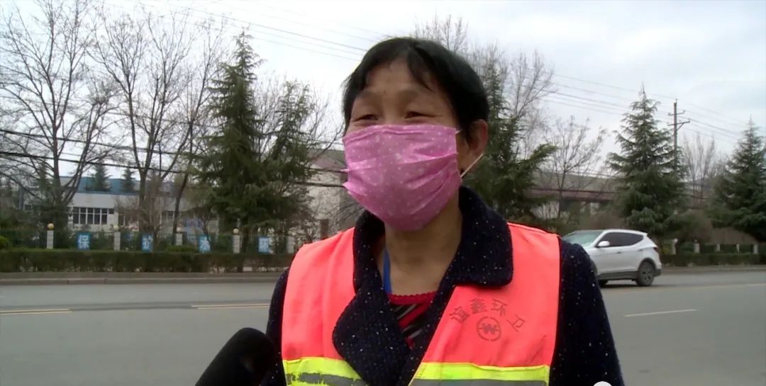 环卫工人坚守一线 筑牢疫情防控“环卫防线”