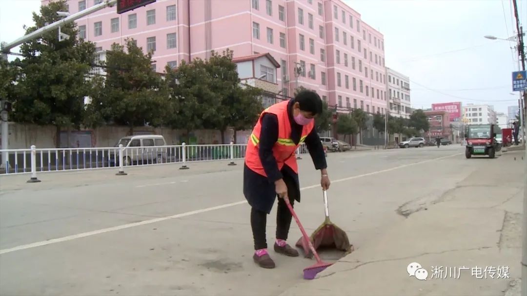 环卫工人坚守一线 筑牢疫情防控“环卫防线”