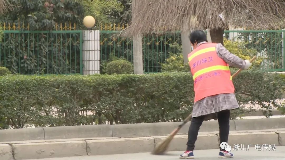 环卫工人坚守一线 筑牢疫情防控“环卫防线”