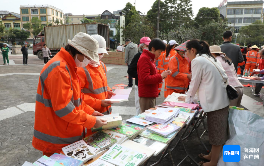 琼中开展迎新春送春联书法公益活动 温暖环卫园林工