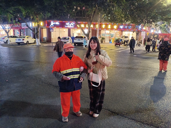 元宵夜：环卫工人助寻失物，彰显城市温度