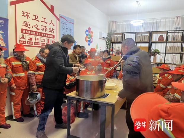 南京六合城管为环卫工人、外卖小哥送元宵