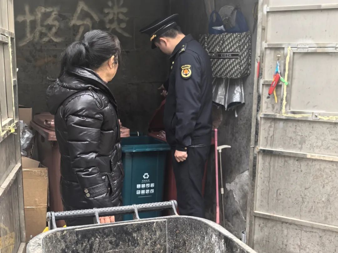 【专项执法】多部门联合把脉公共场所，为垃圾分类 “开方抓药”