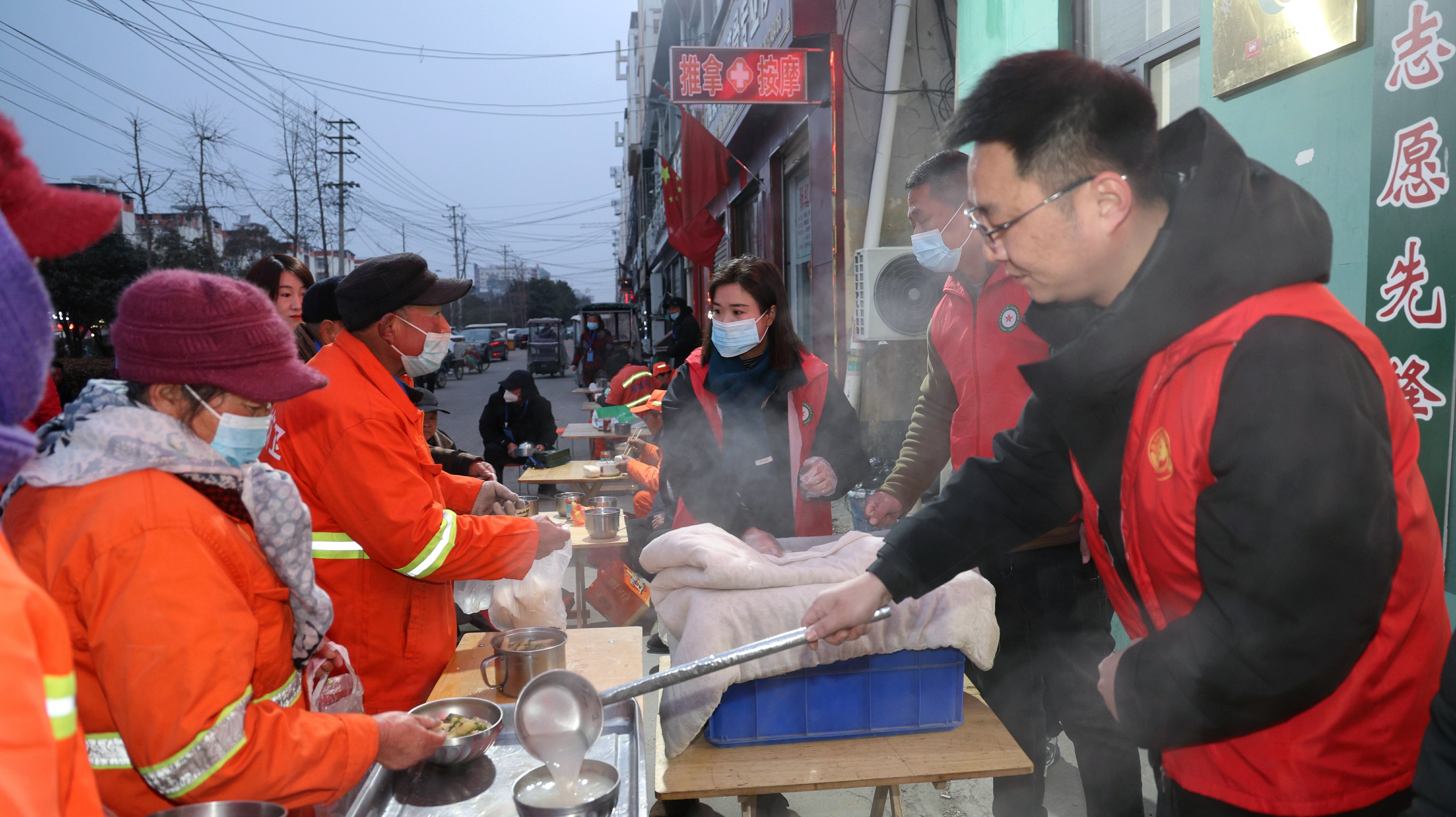 柘城县 爱心企业无私关爱，环卫工人暖胃暖心