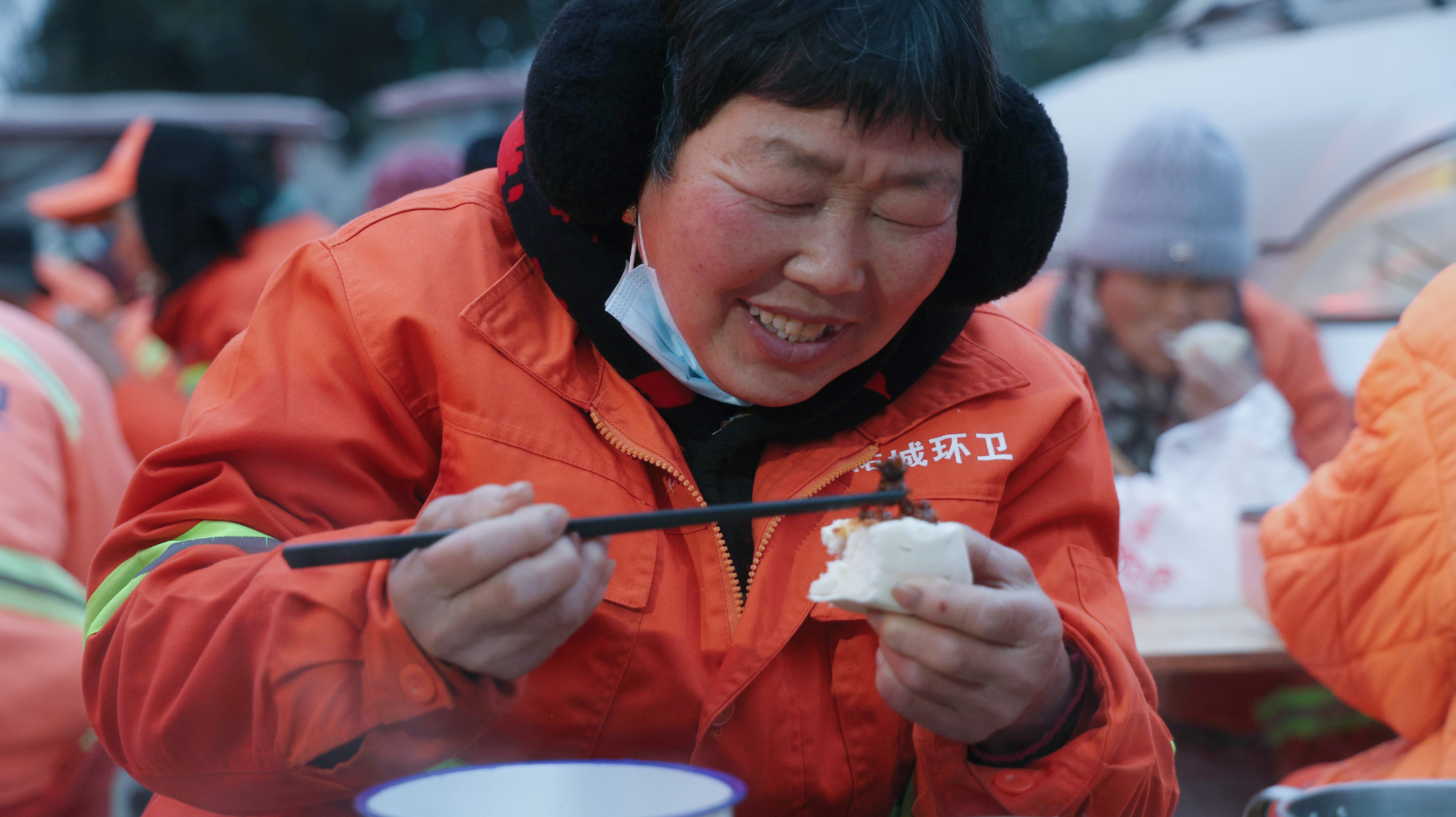 柘城县 爱心企业无私关爱，环卫工人暖胃暖心