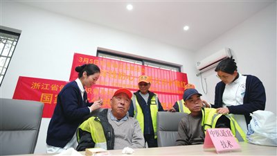 公益诊疗为环卫工撑健康伞