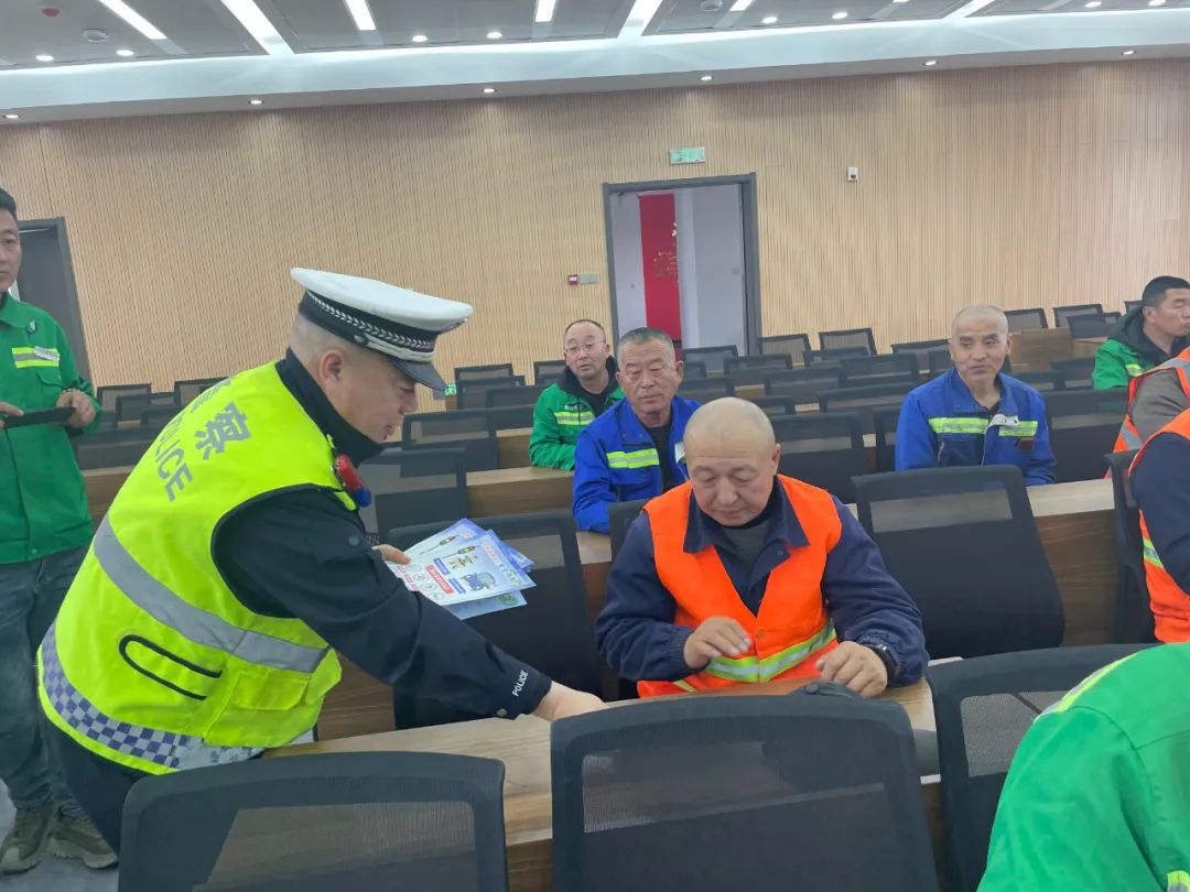 “荧光绿”守护“环卫橙” 青城交警为环卫工人“话安全”