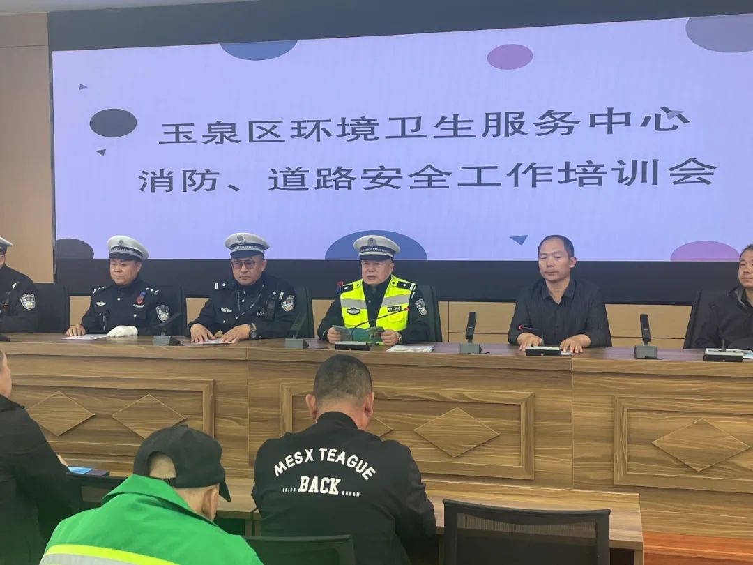 “荧光绿”守护“环卫橙” 青城交警为环卫工人“话安全”